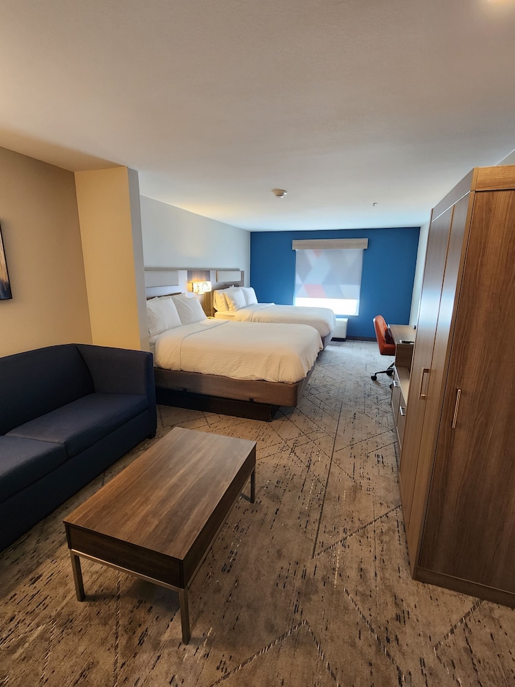 Suite, 2 Queen Beds - Photo 9