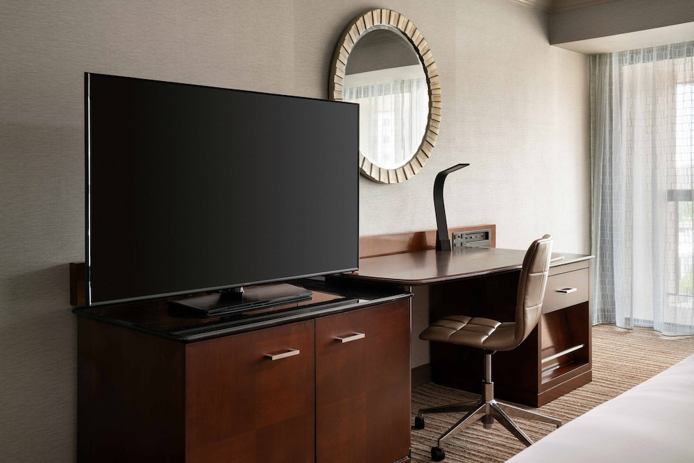 Executive Room, 1 King Bed, Balcony - Photo 2