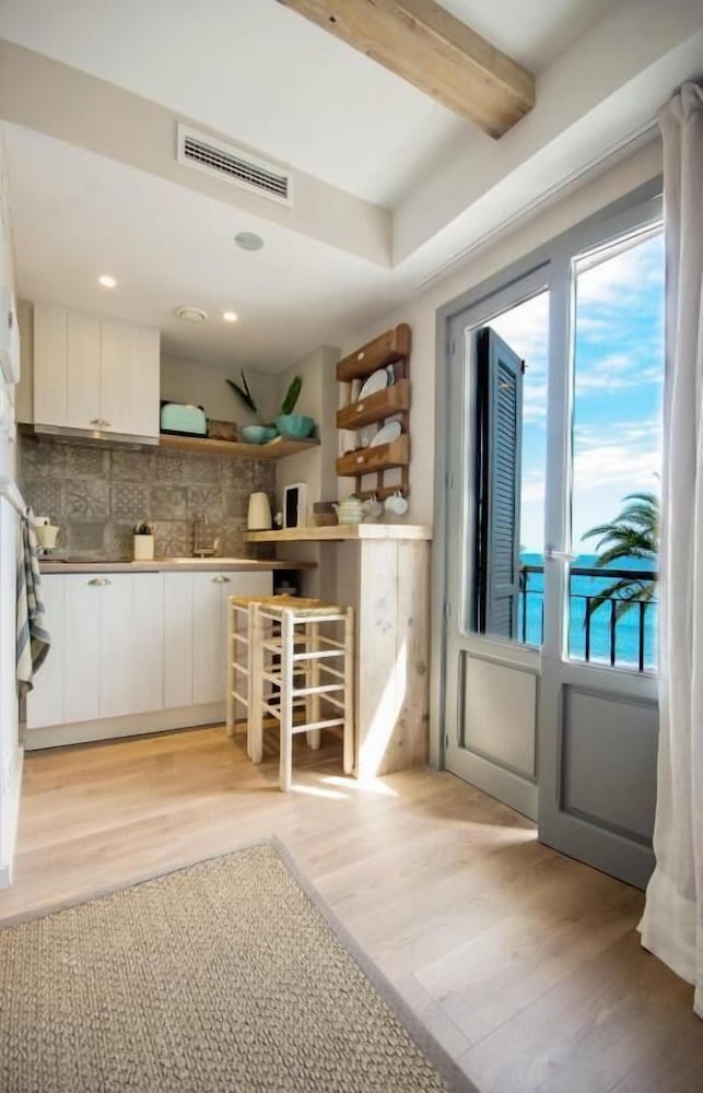 Deluxe Studio Suite, Balcony, Sea View photo 2