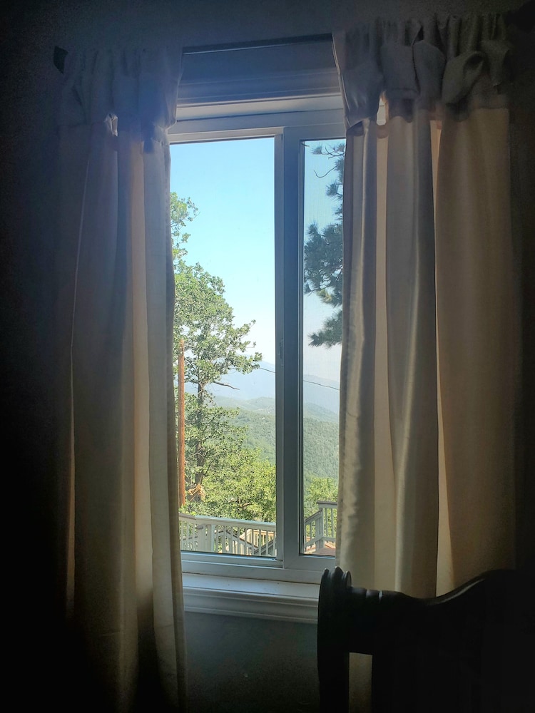 Premium Suite, 1 King Bed, Patio, Mountain View photo 3