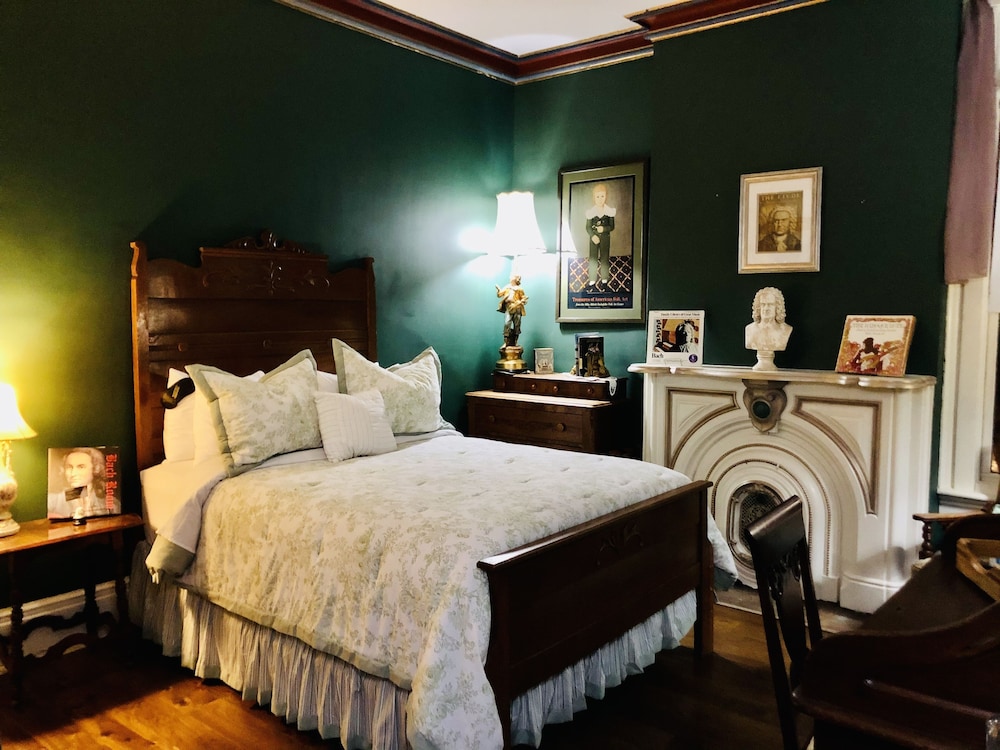 Deluxe Room, 1 Queen Bed, Non Smoking, Refrigerator (Bach) photo 2