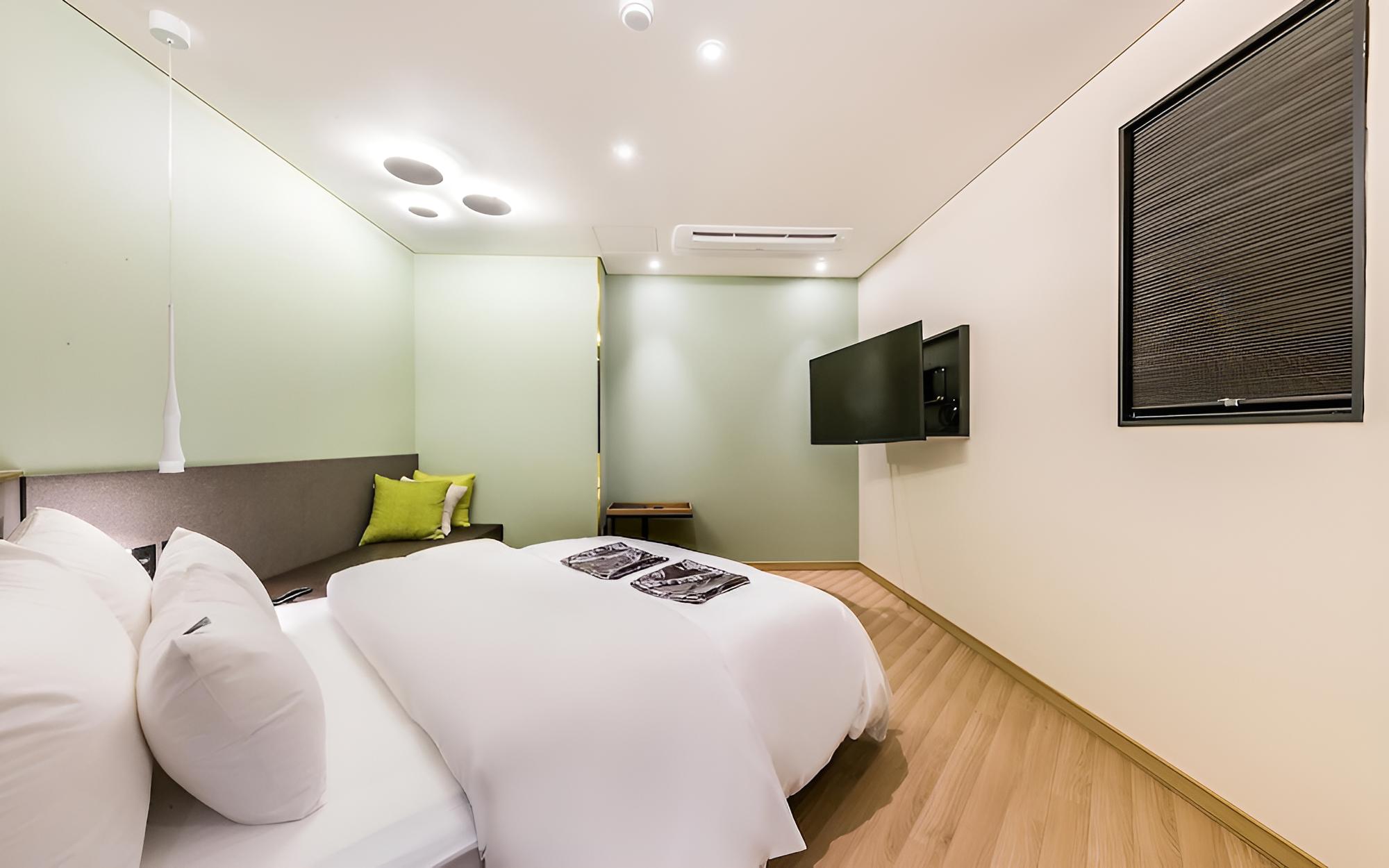 Room (Suite) - Photo 27
