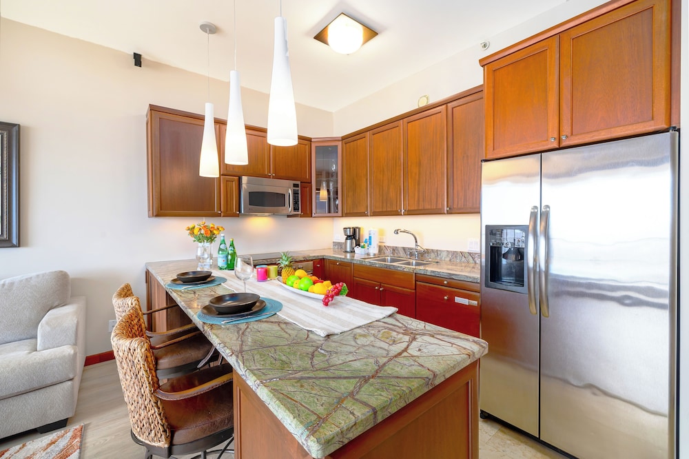 Premium Remodeled Condo with Ocean View and Parking: Premium Suite, 1 King Bed, Balcony, Ocean View (0031) photo