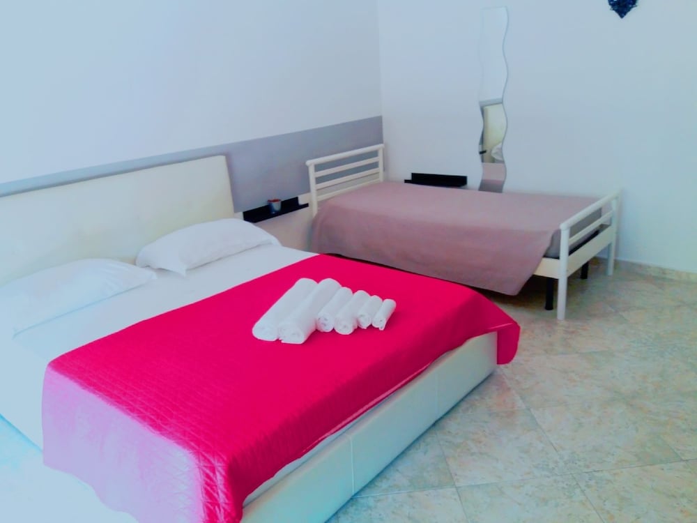 Double Room (Rosa)