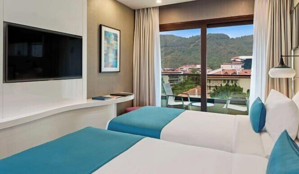 Superior Twin Room, 2 Twin Beds, Partial Sea View photo 1