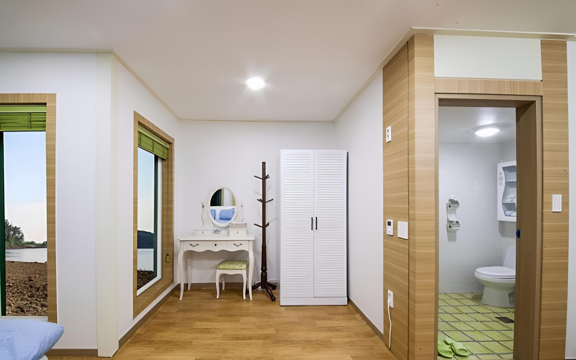 Room (Room Story 202) photo 3