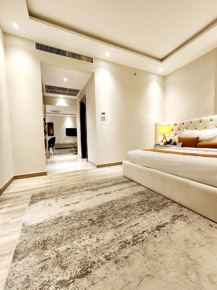 Premier Suite, 1 King Bed, Non Smoking, City View (with Extra Bed) - Photo 5