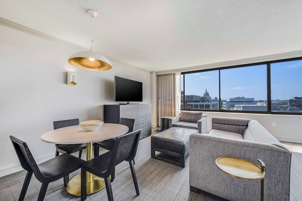 Deluxe Room, 1 King Bed (Capitol View) - Photo 5