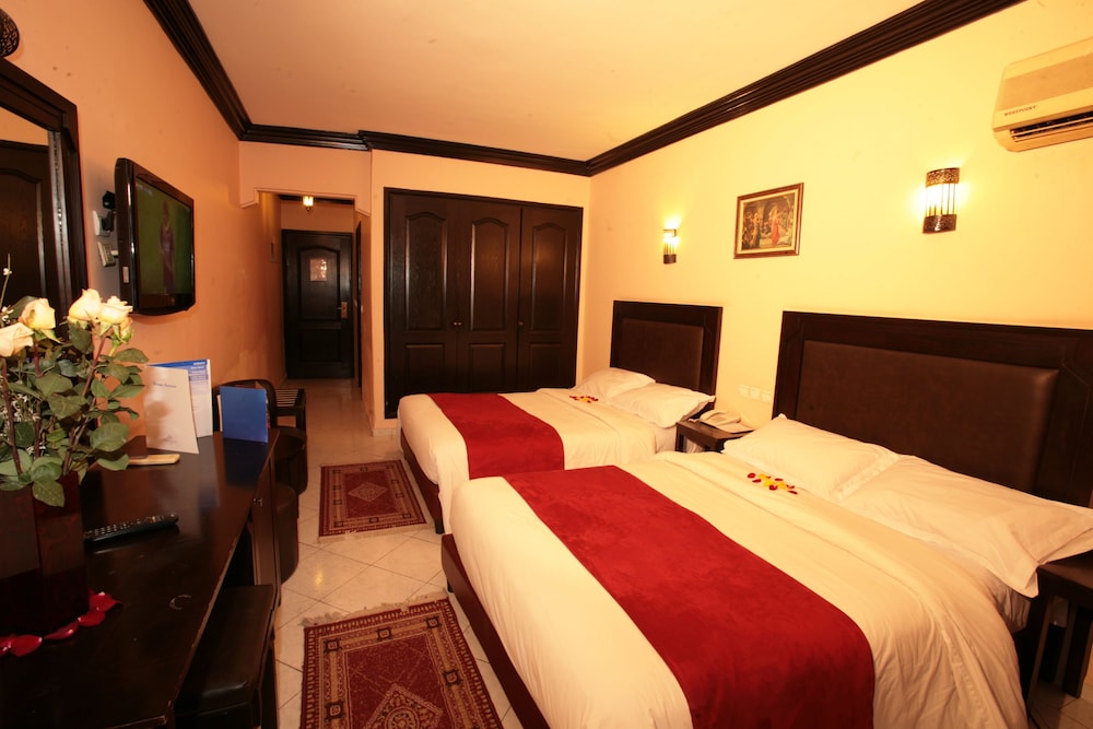 Double Room, Pool View - Photo 5