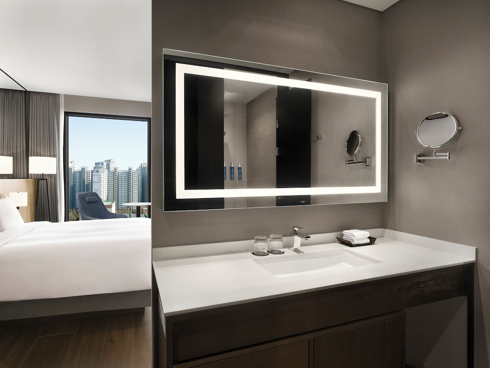 Premier Room, 1 King Bed, City View photo 2