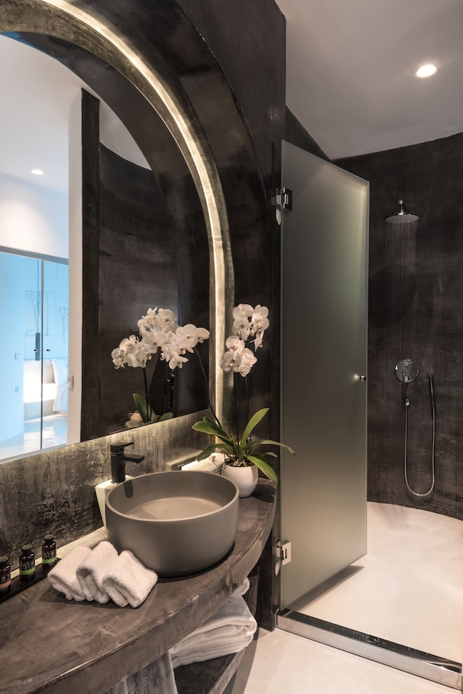 Exclusive Suite with Infinity Pool - Photo 4