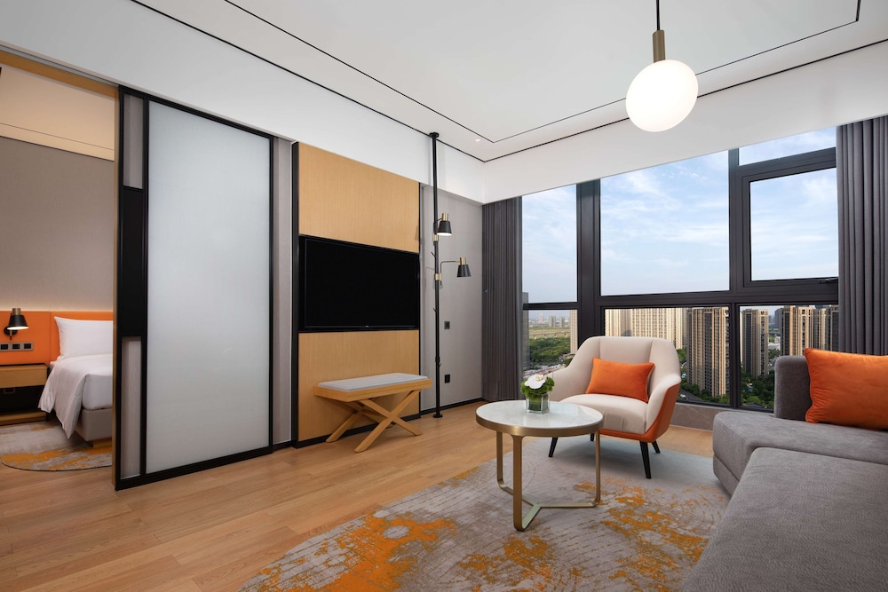 Suite, 1 Bedroom - Photo 2