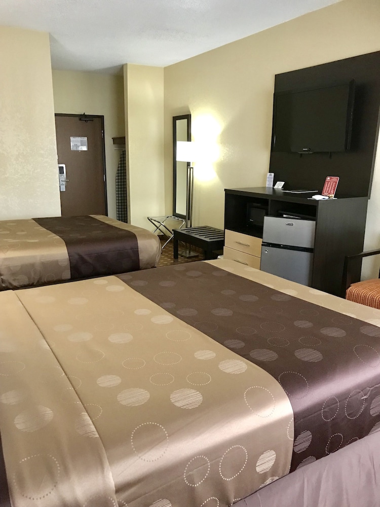 Standard Room, 2 Queen Beds, Non Smoking - Photo 3