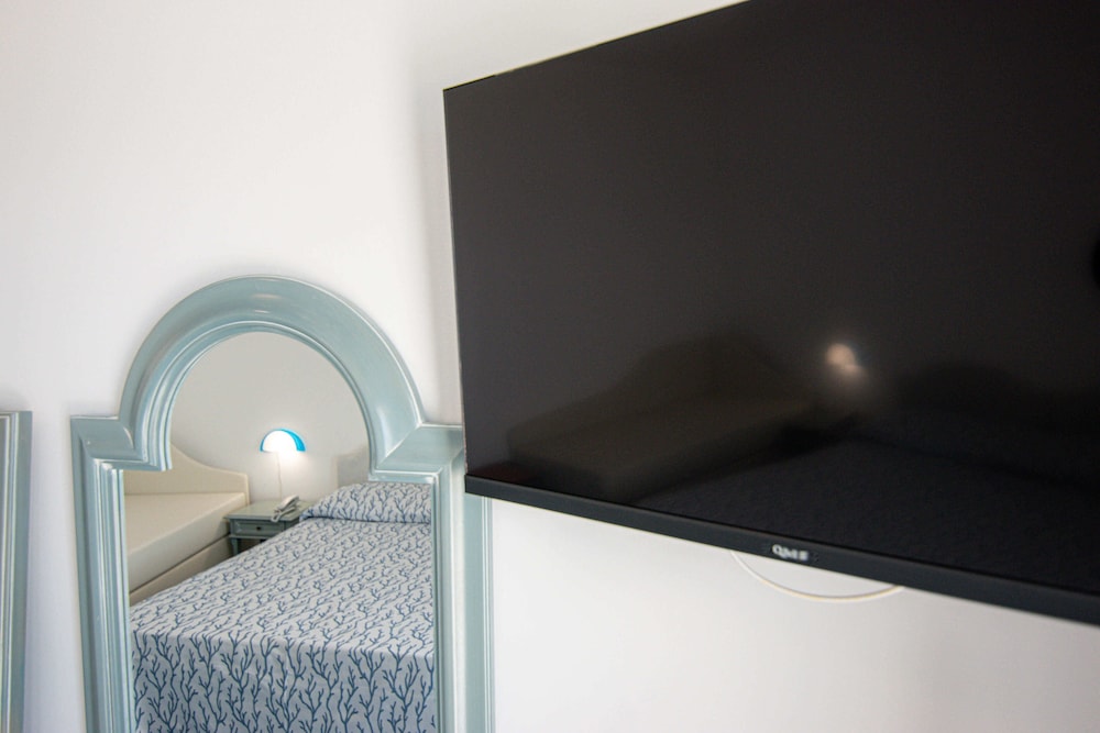 Superior Triple Room, Sea View, Sea Facing photo 3