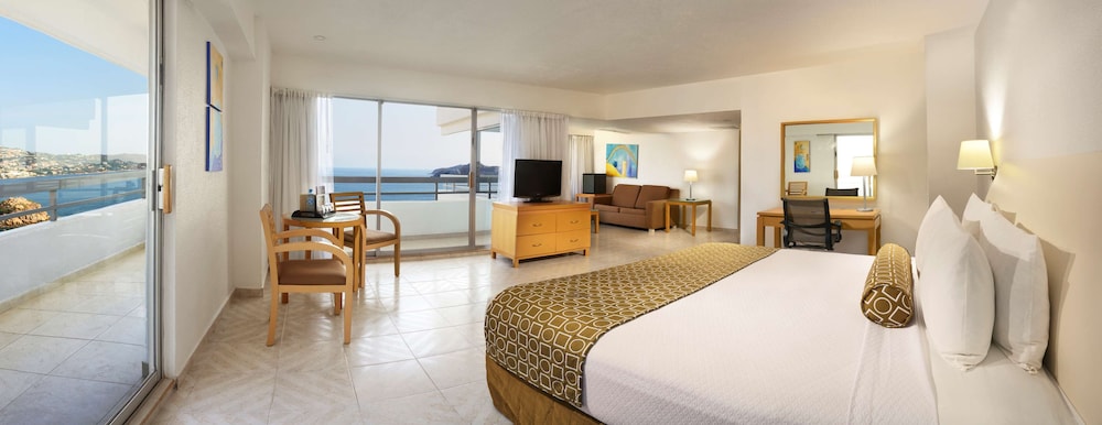 Suite, 1 King Bed, Balcony, Bay View - Photo 1