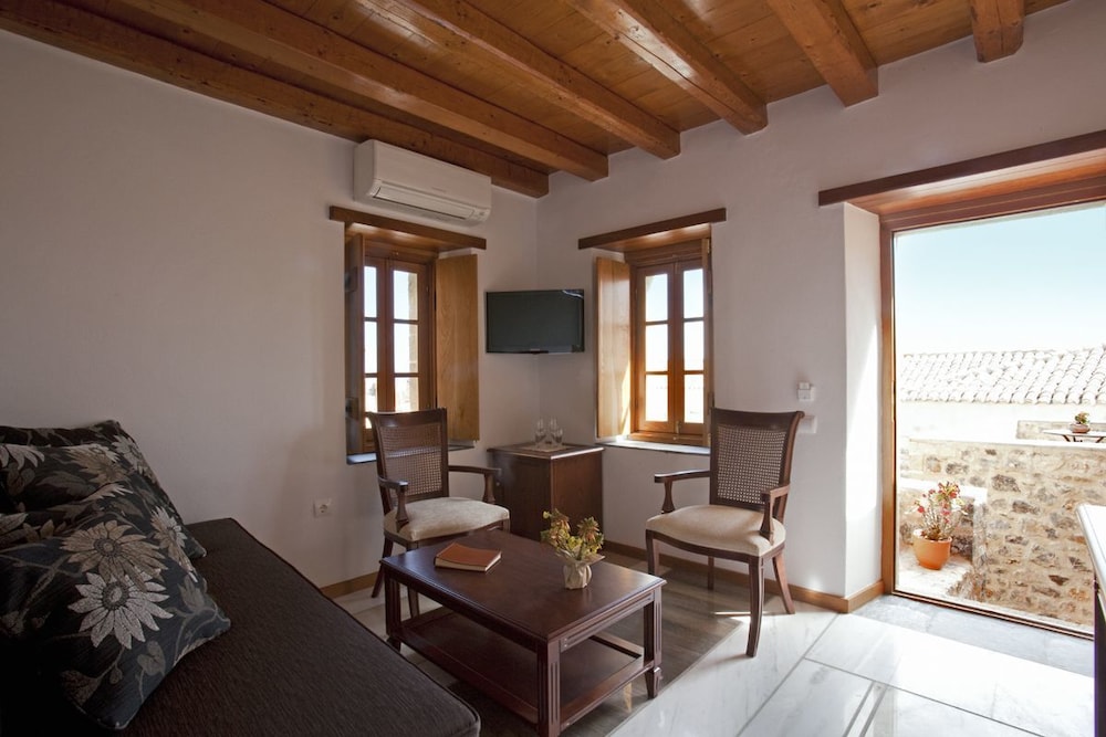 Deluxe Triple Room photo 2