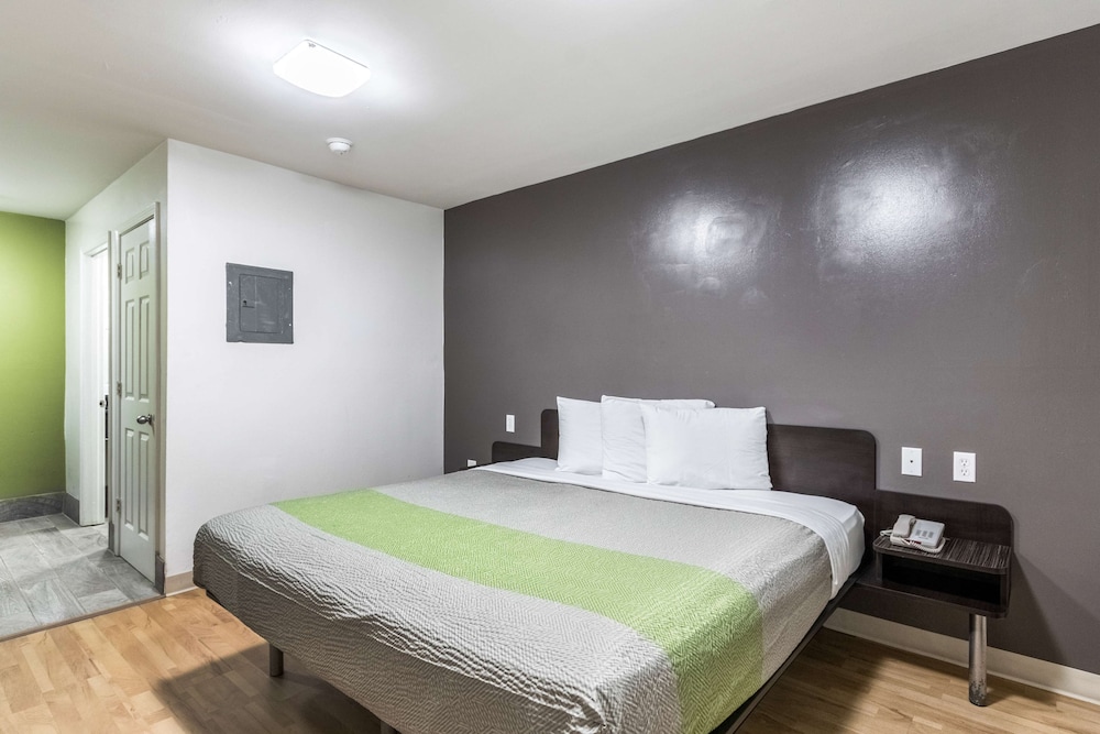 Deluxe Room, 1 King Bed, Non Smoking, Kitchenette - Photo 1