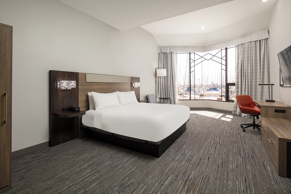 Suite, 1 Queen Bed, Roll-in Shower (Mobility) - Photo 1