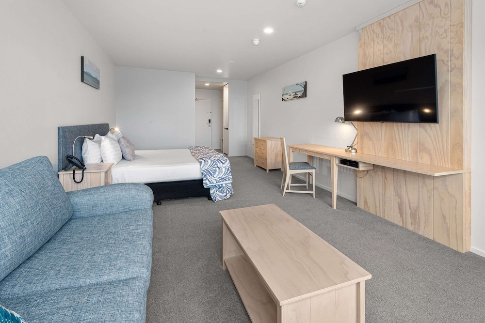 Deluxe Room, 1 King Bed with Sofa bed, Non Smoking - Photo 3