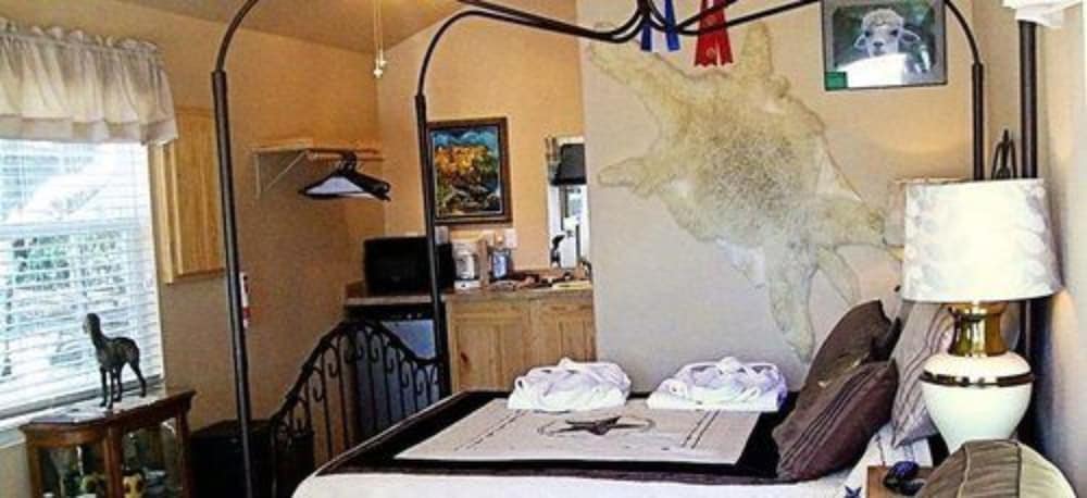 Classic Cottage, 1 Queen Bed, Kitchenette, Lake View (The Finnegan) photo 3