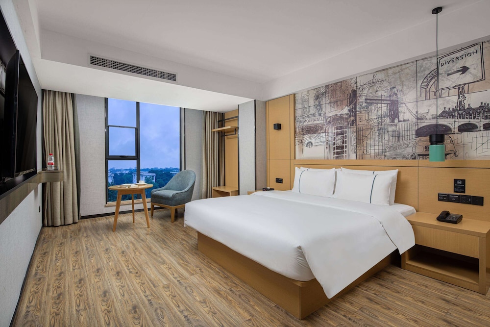 Deluxe Room, 1 King Bed, Smoking photo 1