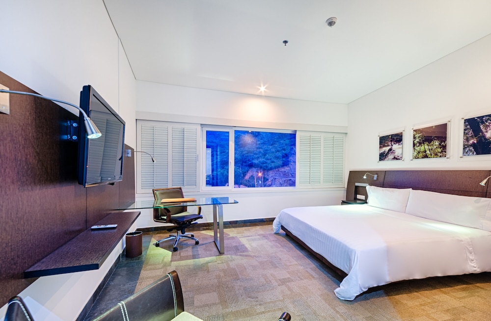 Luxury Suite, 1 King Bed - Photo 1