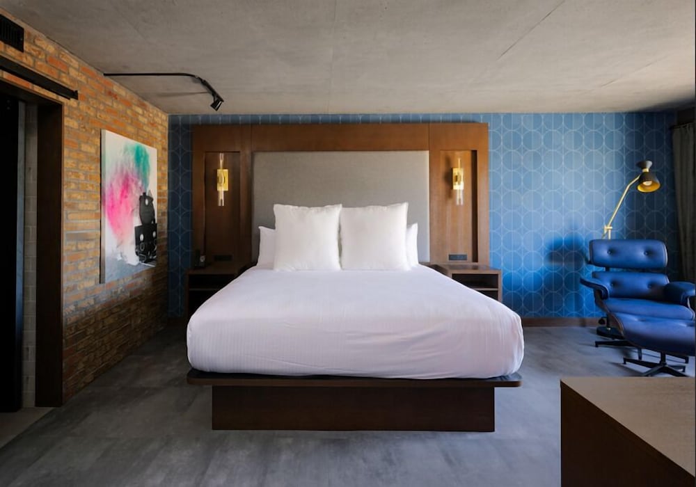 Signature Suite - Photo 1