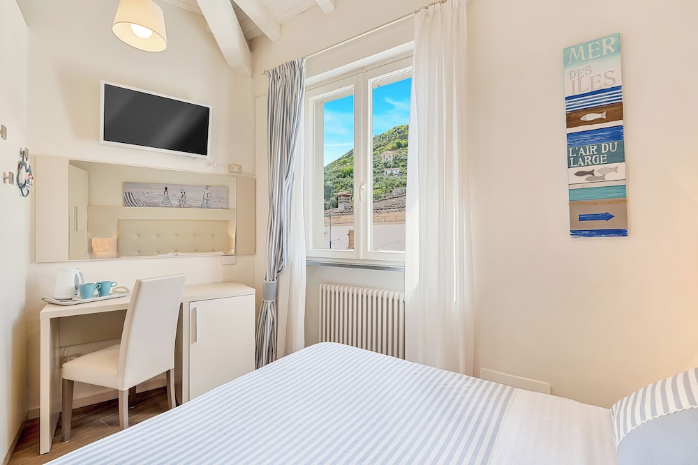 Superior Double Room, Terrace, Partial Sea View photo 2