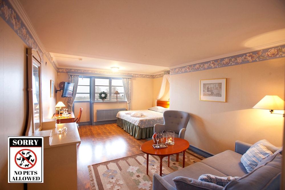 Junior Studio Suite, Jetted Tub (Mini, Pets not allowed) photo 2
