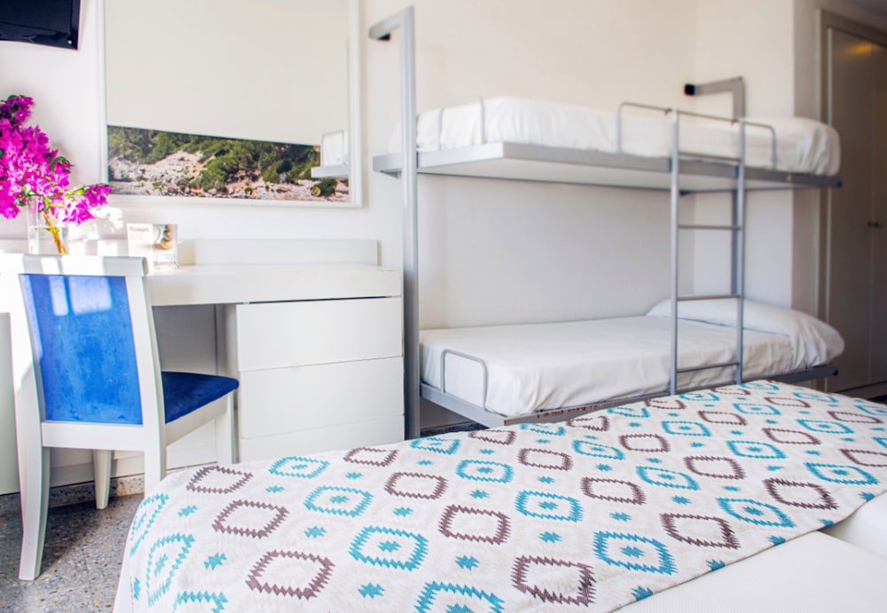 Standard Double Room (3 adults + 1 child) photo 2