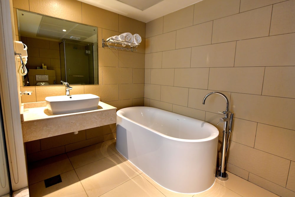 Standard Room, 1 King Bed, Non Smoking (Aircondition) - Photo 9
