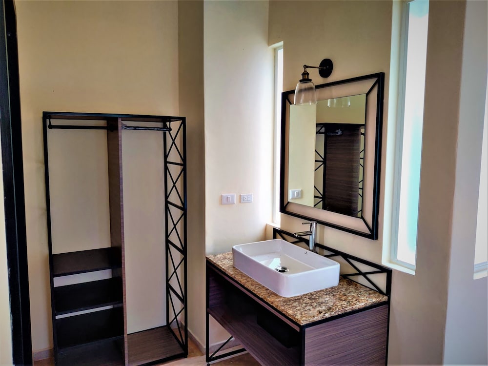 Standard Suite - Photo 7