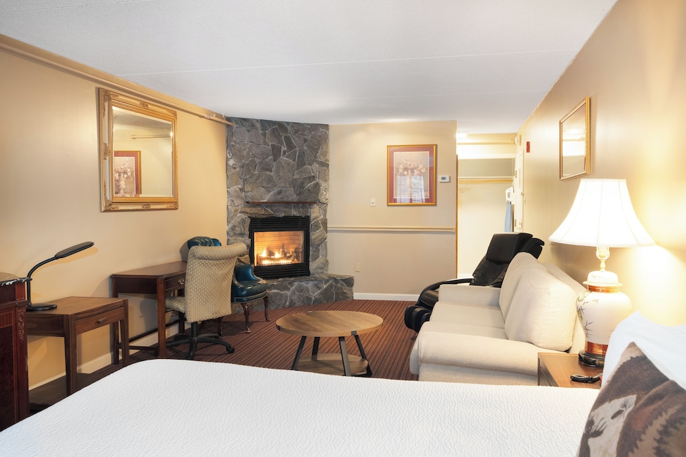 King Fireplace Suite - Photo 2