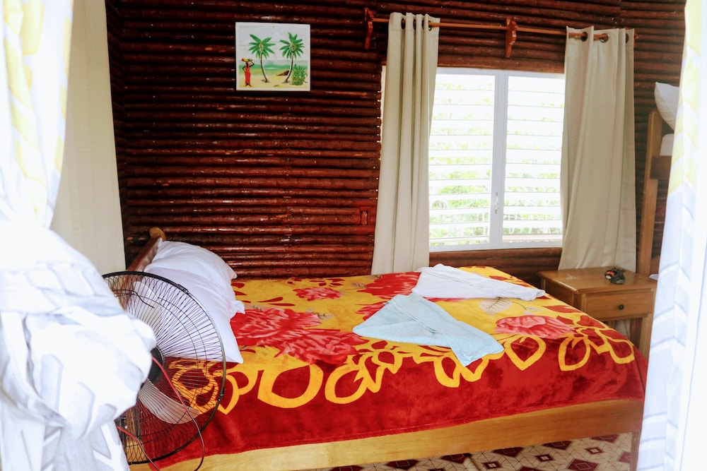 Traditional Cabin, 1 Bedroom, Lagoon View, Beachfront photo 1