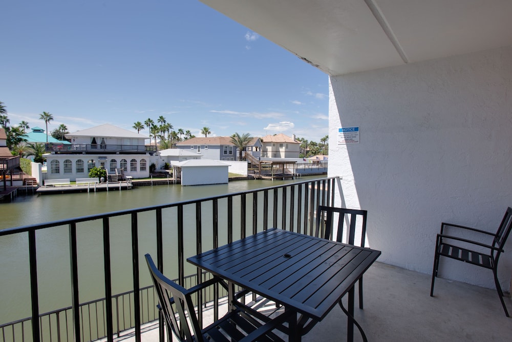 1 King Suite, Sofabed, Balcony, Bay View