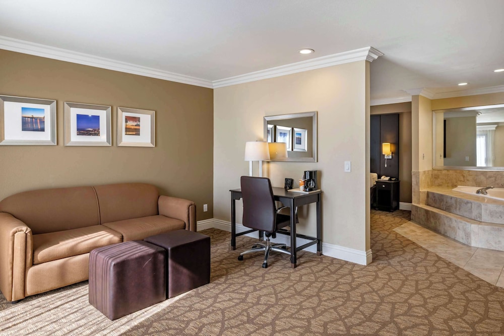 Deluxe Suite, 1 King Bed with Sofabed, Jetted Tub, Non Smoking - Photo 5