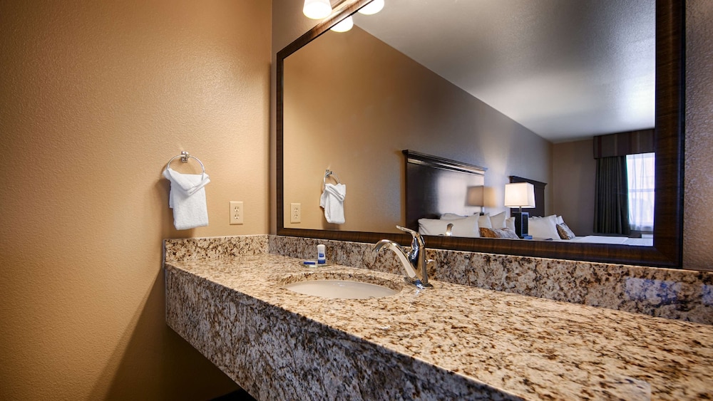 Standard Room, 1 King Bed, Non Smoking, Refrigerator & Microwave (Pet Friendly) - Photo 2