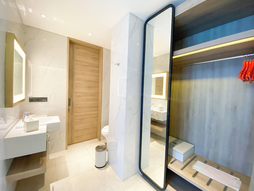 Suite, 1 Bedroom - Photo 4