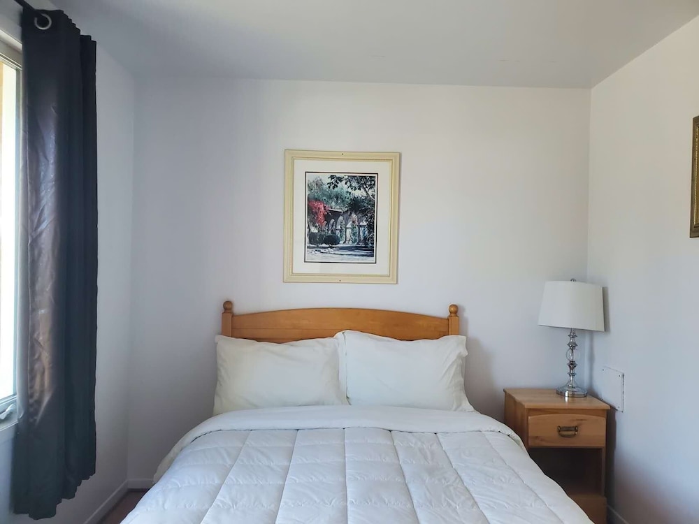 Standard Room, 1 Queen Bed photo 2