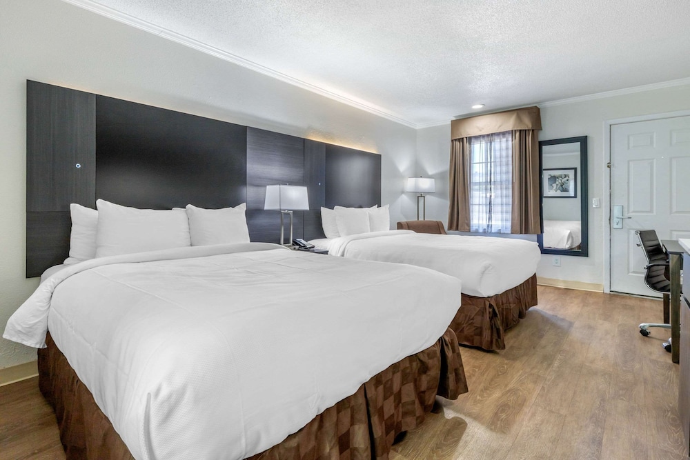 Room, 2 Queen Beds, Smoking (Efficiency) - Photo 2