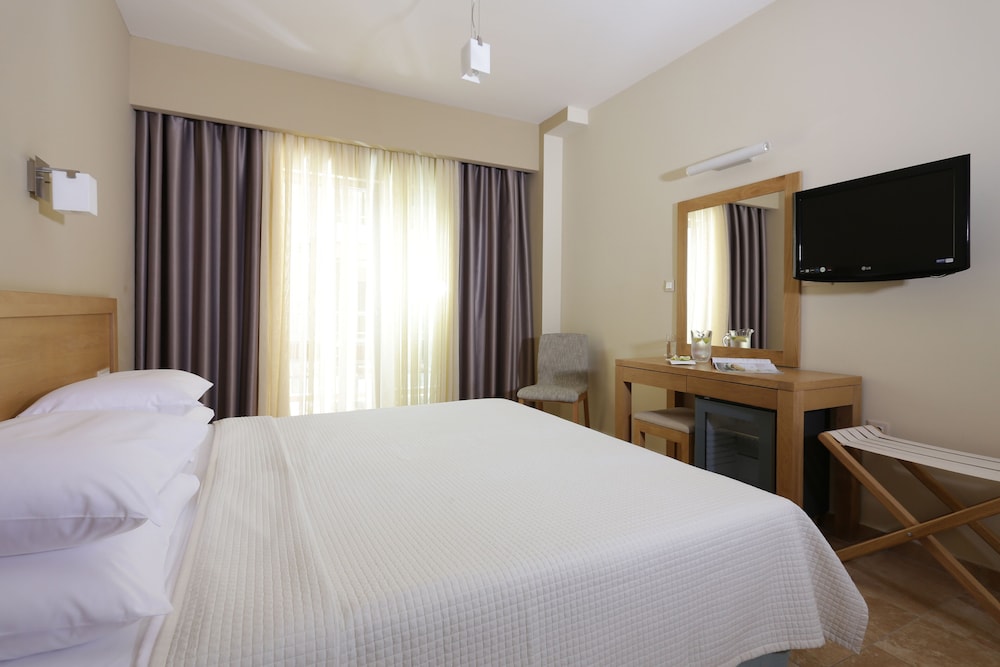 Standard Double Room, Partial Sea View photo 3