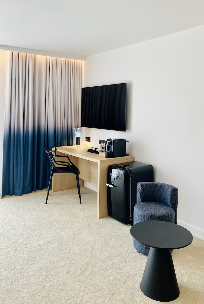 Deluxe Room, 1 King Bed, Sea View - Photo 1