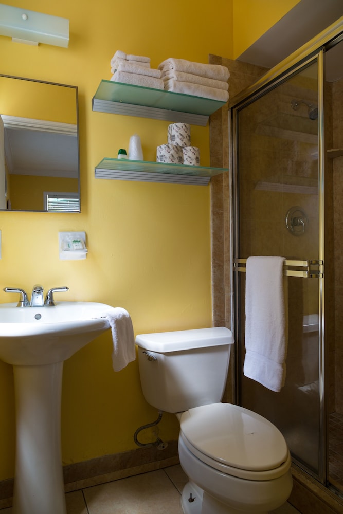 Room, 2 Queen Beds - Photo 11
