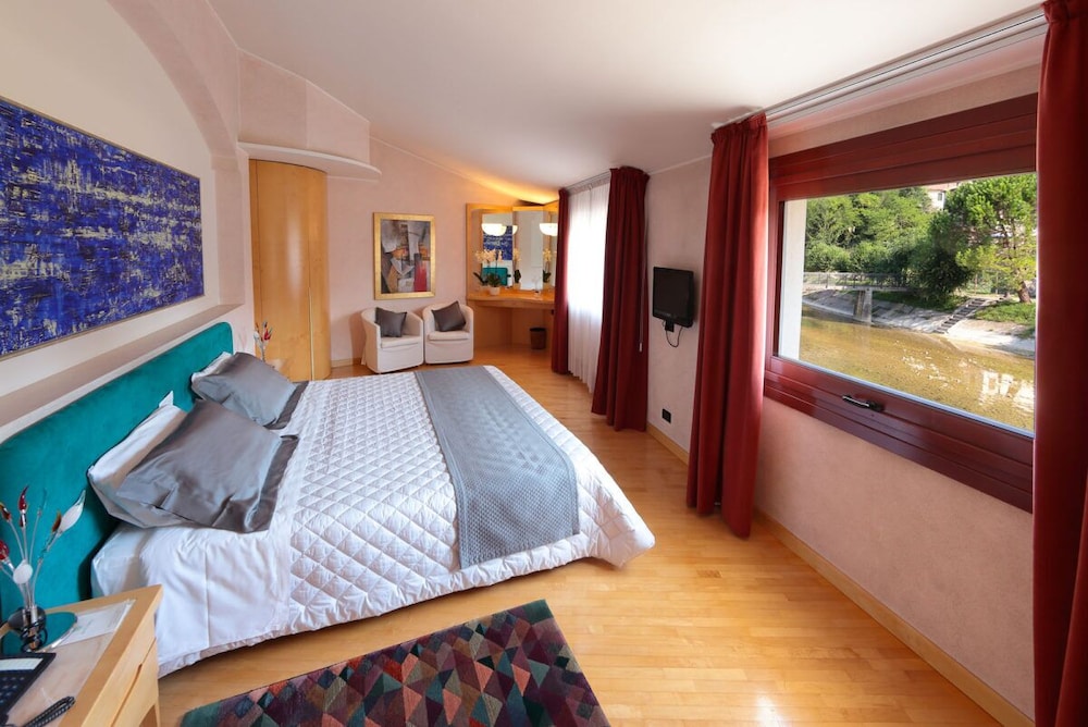 Suite, 1 King Bed, River View