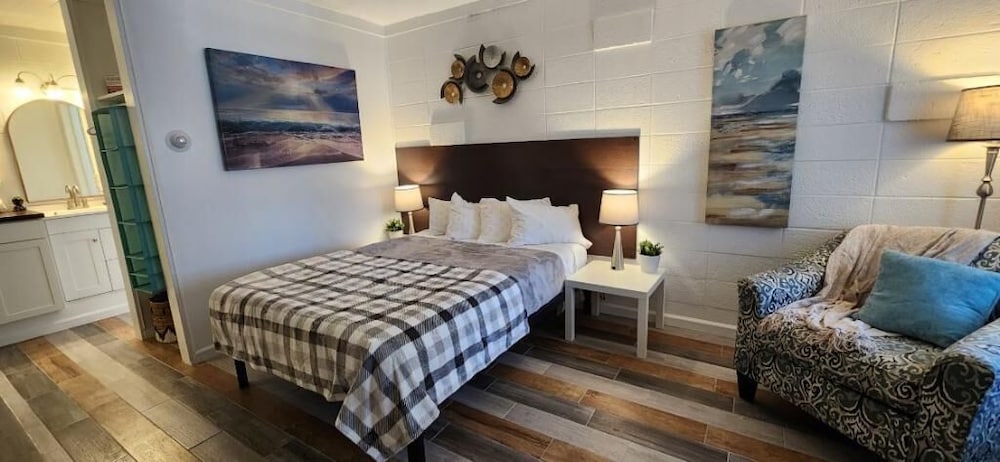Classic Room, 1 Queen Bed, Non Smoking, Refrigerator & Microwave