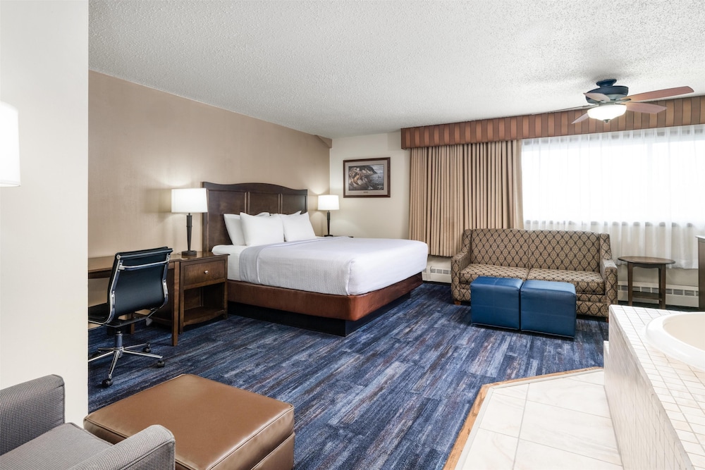 Suite, 1 King Bed, Jetted Tub, Harbor View (with Sofabed) photo 2