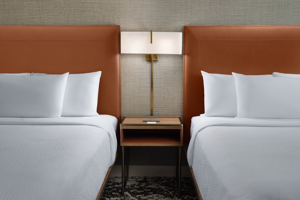 Deluxe Room, 2 Queen Beds, Pool View - Photo 6