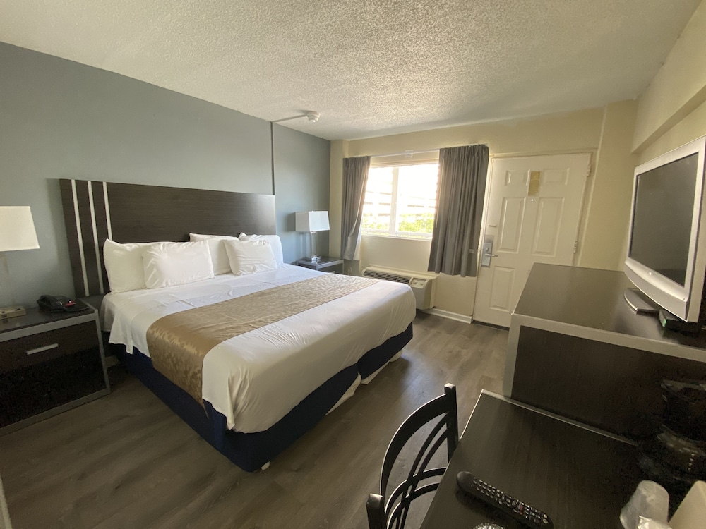 Standard Room, 1 King Bed, Non Smoking - Photo 1