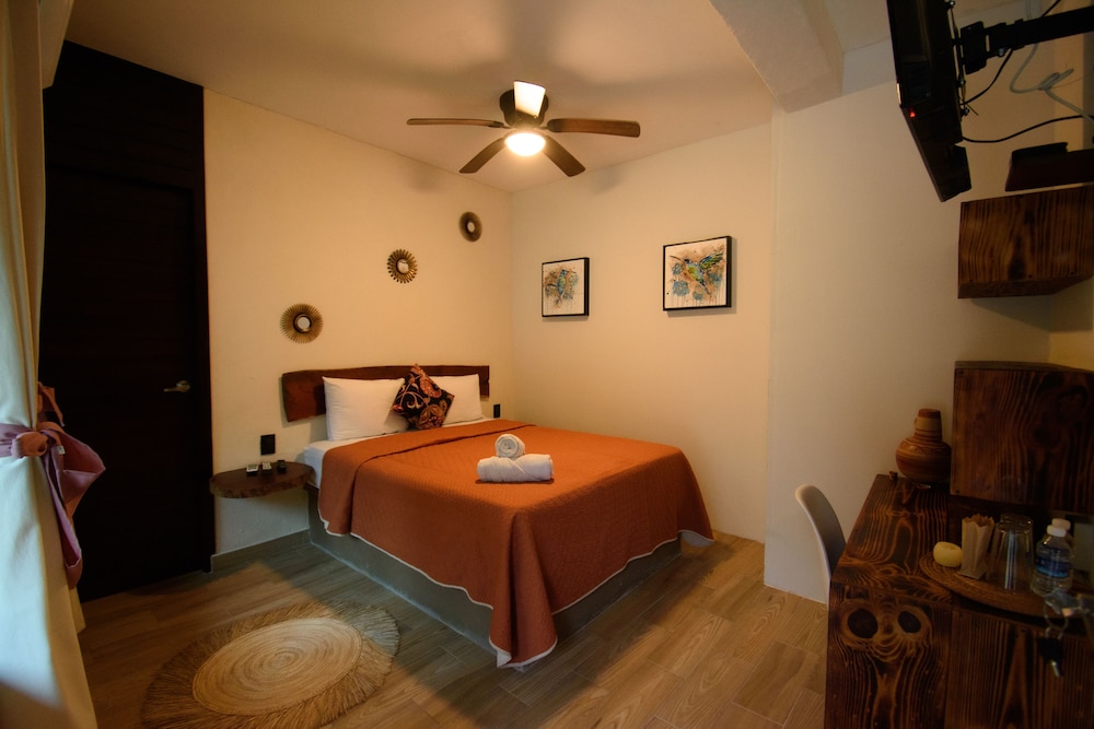 Standard Room, 1 Queen Bed - Photo 1