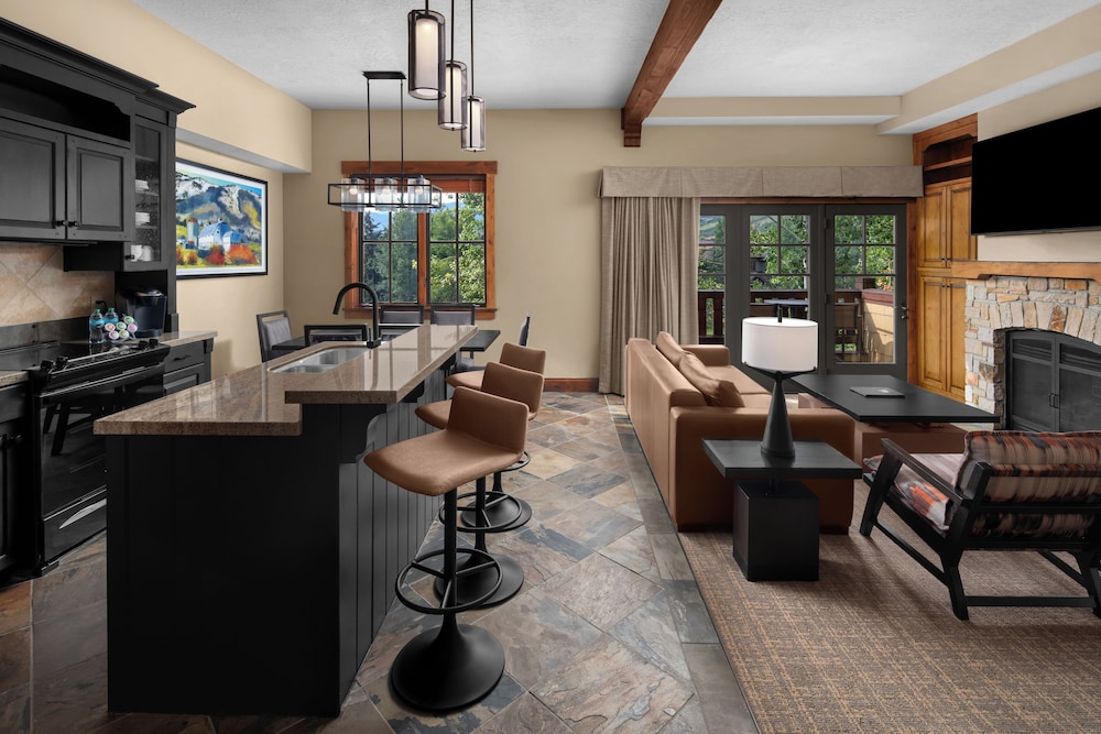 Suite, 2 Bedrooms, Balcony, Golf View - Photo 3